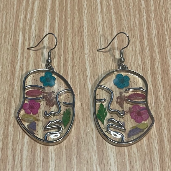 Earrings - Picture 1 of 2